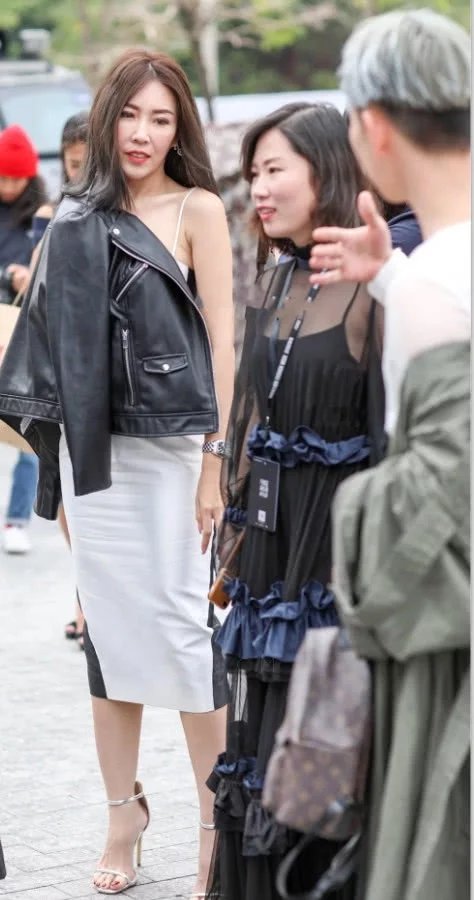 身材惹火小姐姐，紧身吊带长裙圆润丰满，展示出的诱人曲线更加确