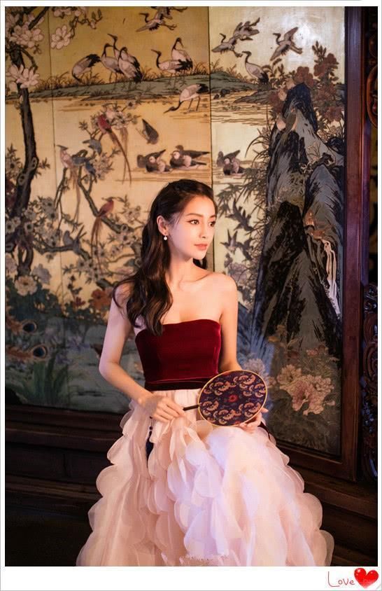 看完angelababy的抹胸裙，再看马伊琍的，我决定不剪短发了!