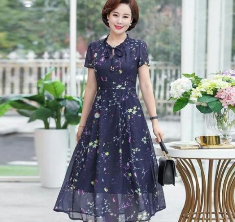  #夏季#微胖妹妹夏季别乱穿，瞧这碎花雪纺裙，时尚显瘦百搭，谁穿谁美