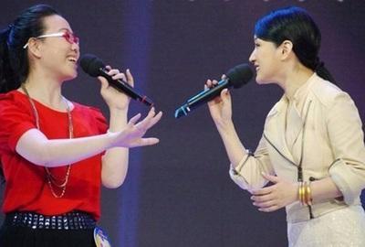 杨钰莹全家照，妈妈依旧很有魅力，回应谣言称：他是我的初恋