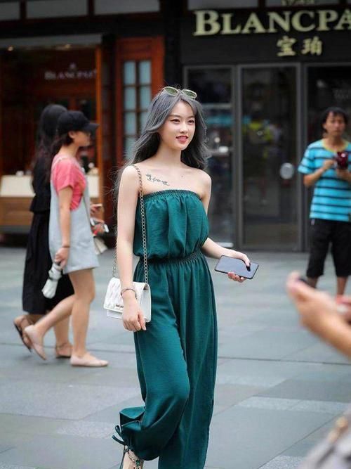 『蕾丝』街拍:小姐姐白色短袖蕾丝连衣裙,很简单的款式,纯洁浪漫视觉感
