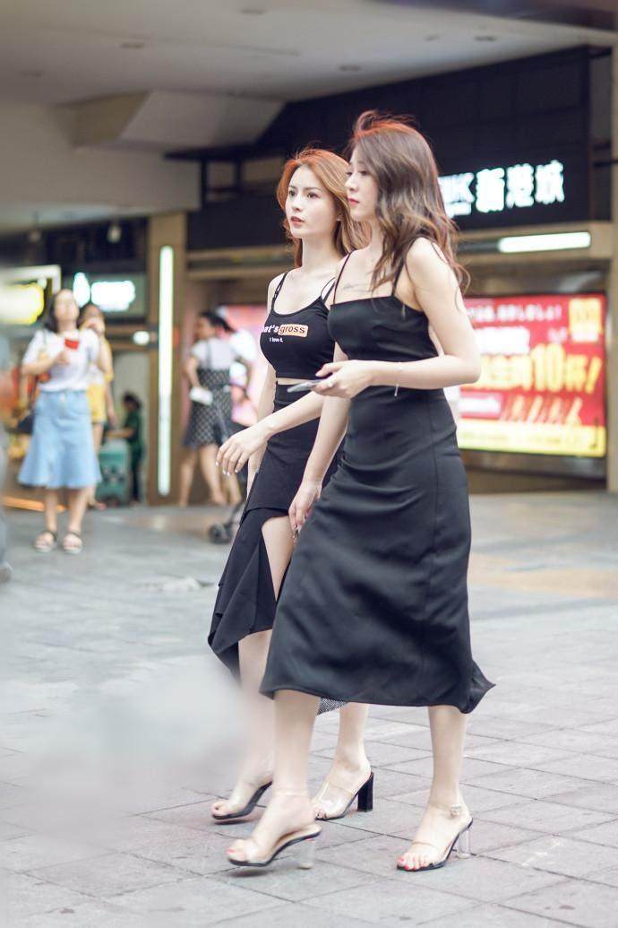 街拍: 图3小姐姐吊带显性感, 图5美女甜美且诱人, 你更喜欢谁