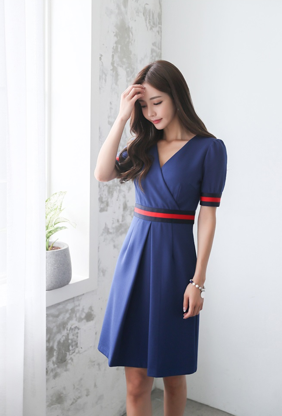 女神孙允珠，沁蜜水蓝红缨锁边暖夏短袖裙