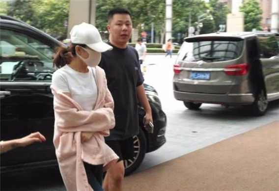 赵丽颖竟裹毛衣捂肚子，网友称冯绍峰曾陪同产检，医生曝年底完婚