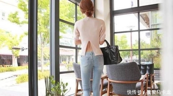  『气质』街拍：美女一款紧身牛仔裤，诠释出女性洋气高雅的气质！
