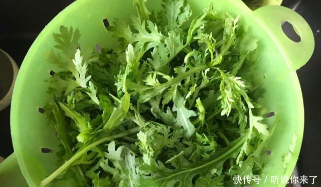 『蒸好的茼』蒸茼蒿时多做1步,根根分明,清香开胃,爽脆又好吃,1人能吃1盘!