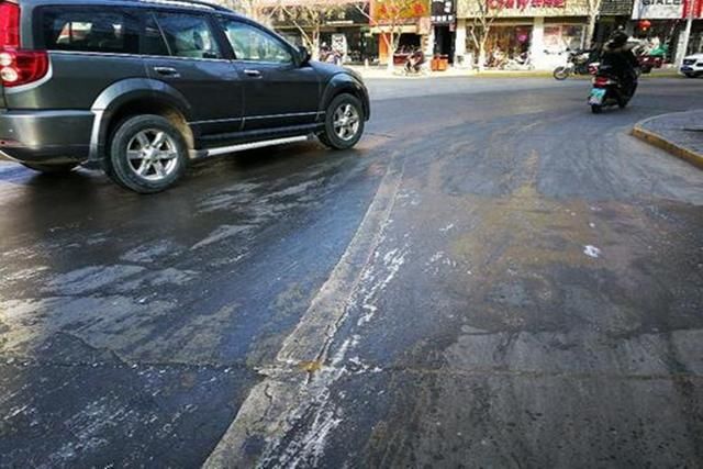 城市洒水车明明是服务公众的，为什么诸多人却认为是一种公害?