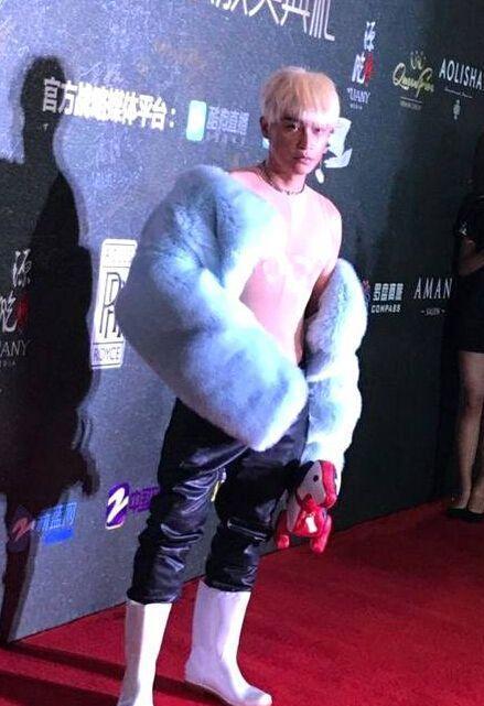 厉害了陈志朋! 胸前挂圈卫生纸也敢走红毯? 钟丽缇都没你疯狂!