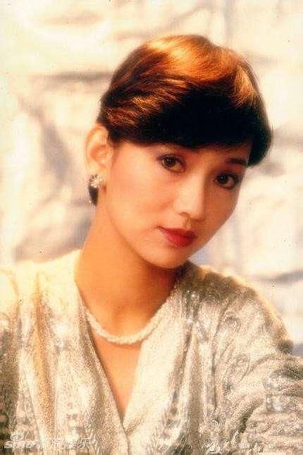 冻龄女神现身机场, 身穿热裤白色高跟鞋, 与老公亲密万手好幸福!