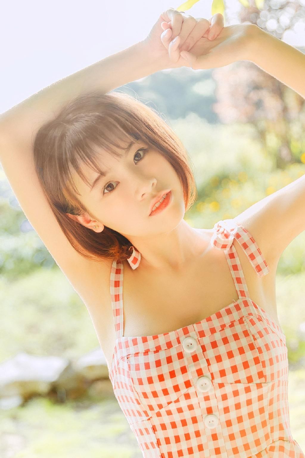 低胸吊带丰满美女性感清新写真