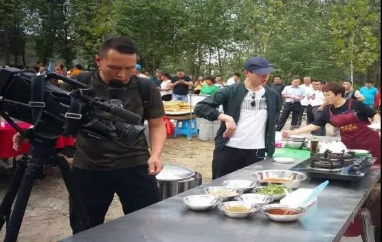 央视7套＂丰收中国＂摄制组走进曹市辉山村