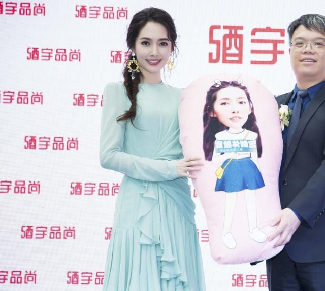  『中袖』路人街拍,姑娘身材好气质佳,搭配黑色的中袖上衣,时尚吸睛