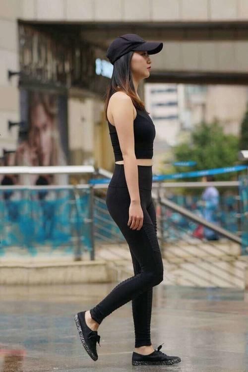 气质小姐姐紧身裤裹出丰满的臀线，摇摆的姿态很有韵味，吸足了眼