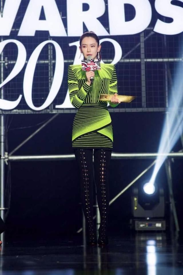 戚薇怎么了，把灯管穿在身上，又花一个小时穿靴子，太不容易了