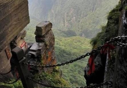 中国“最险峻”的寺庙，横跨两座山悬空两千米，让人感叹古人“巧