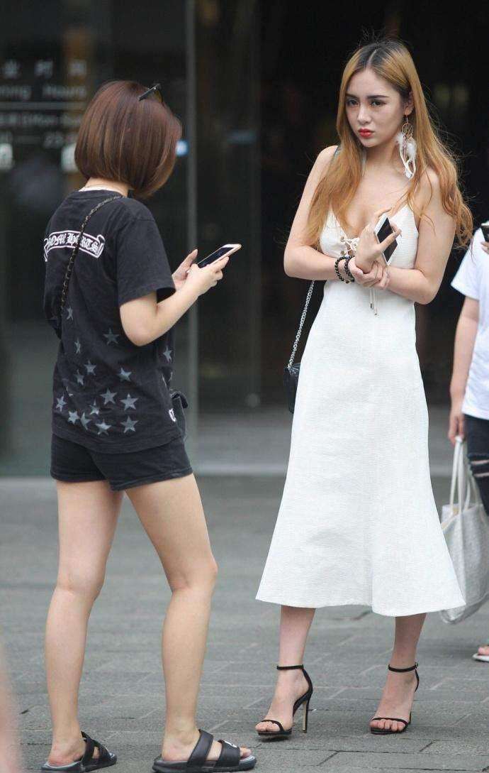 街拍: 丰满身材的小姐姐, 真怕带子突然撑开