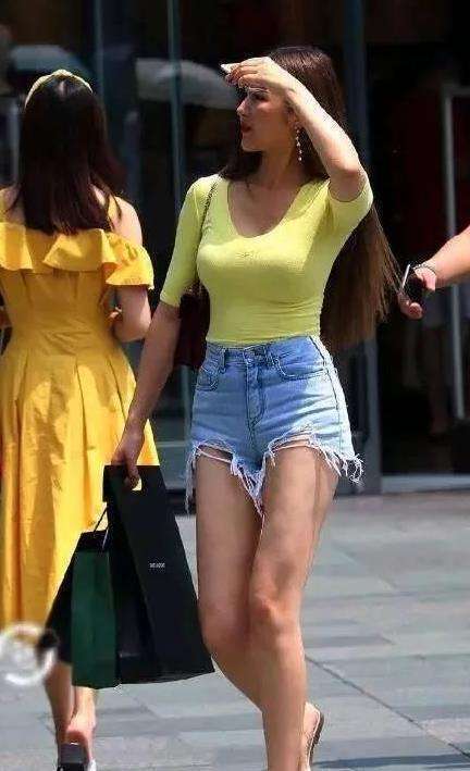 街拍: 好看身材千篇一律, 有趣的灵魂400多斤！