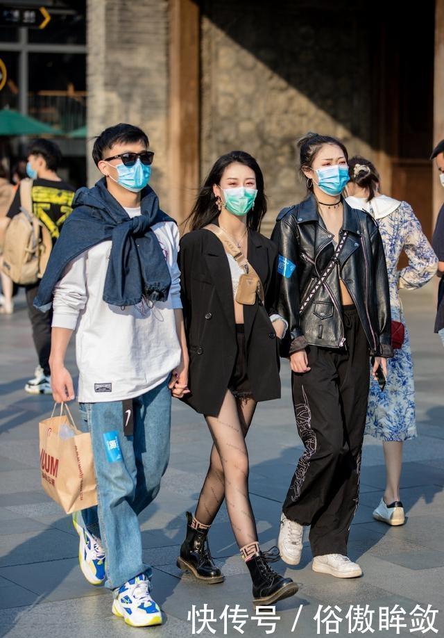 『美女』路人街拍,美女穿浅蓝色碎花连衣裙,增添了不少女人味