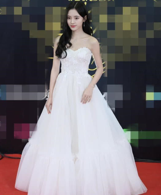 有一种超短裙叫鞠婧祎的超短裙，小的只有鞠婧祎这样胆量的人才敢