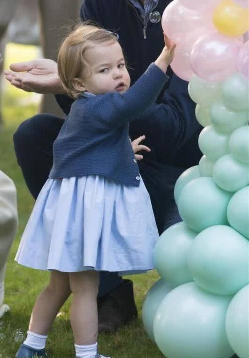 高颜值五口之家！路易王子受洗，被夏洛特公主的一袭印花裙带货了