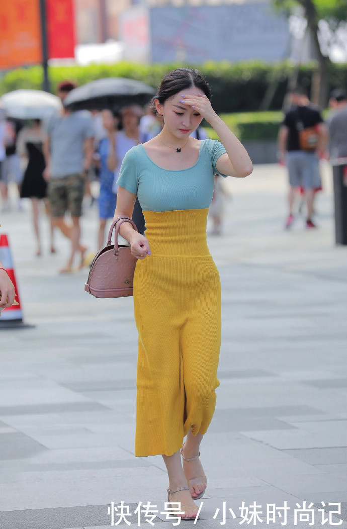  「舒适」街拍：靓丽又舒适的装扮有很多,时尚女生偏爱的还是针织裙！