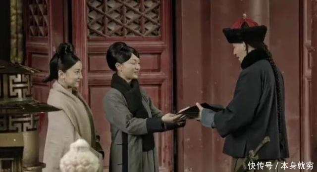 何炅穿越人群拥抱谢娜