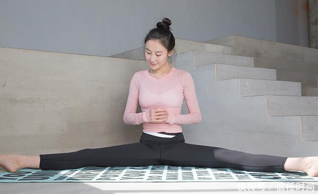 路人街拍：锁骨性感的小姐姐和长腿女儿站一起，让人眼花缭乱