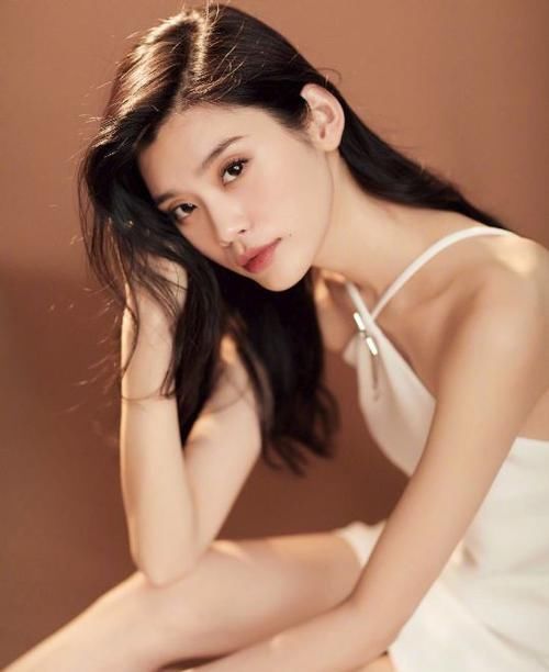  『性感』女神潮范儿美搭！街拍：小姐姐大长腿十分亮眼，牛仔裤也十分性感！