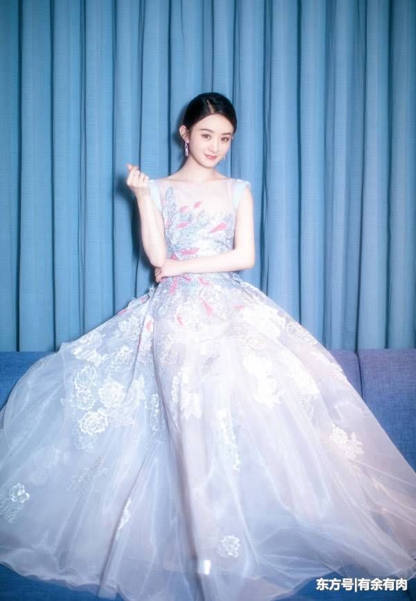 实力女明星赵丽颖，穿着气质型纯色礼服，果然有颜值能任性!