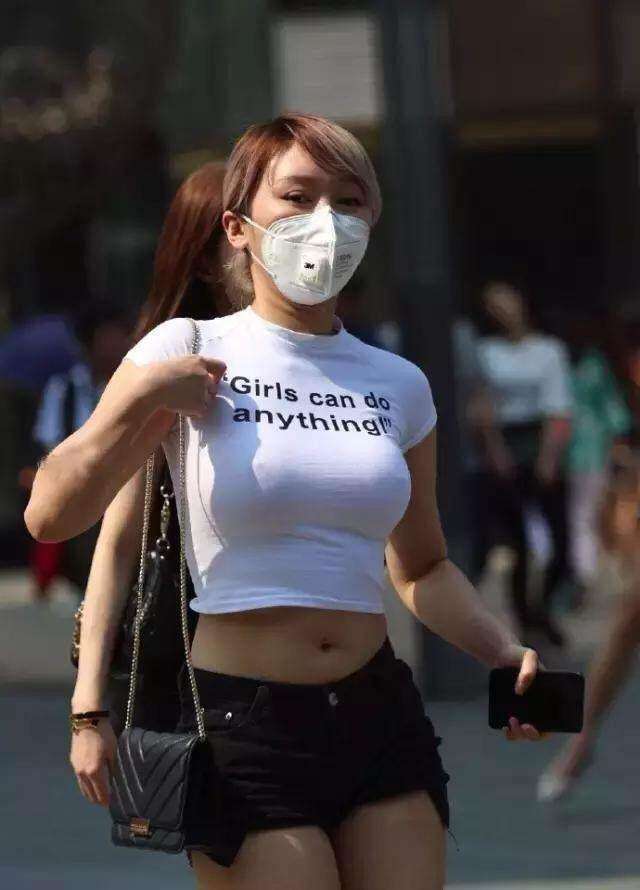 街拍：饱满身材的辣妈喜欢穿紧身T恤，勾勒身材曲线明显