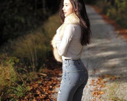 街拍美女：身姿飒爽的牛仔裤美女，搭配有道，展现出曼妙曲线！