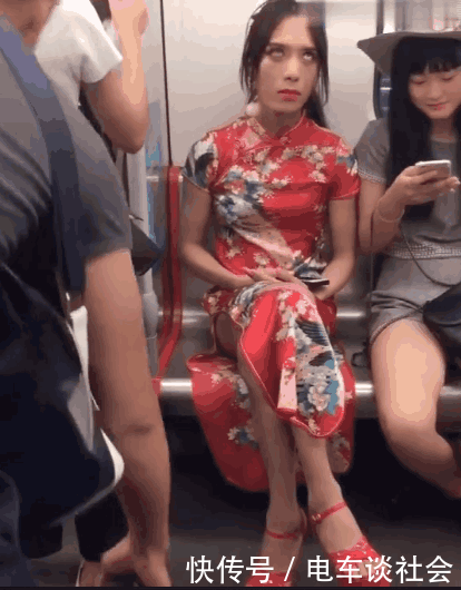 地铁上一旗袍“美女”卖萌, 旁边的妹子被迷住了, 网友: 不尴尬吗