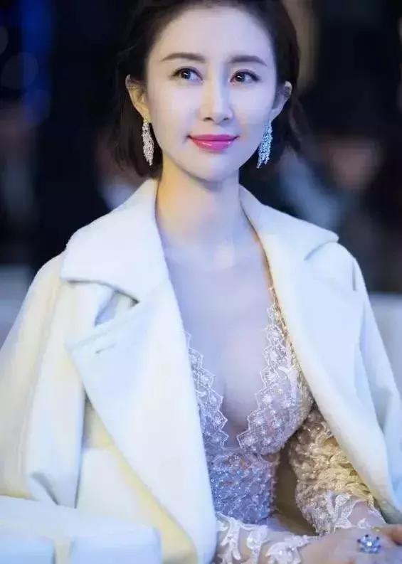 舒畅这次真的是红了，红毯上真空上阵，还真没人敢做到她这一步！