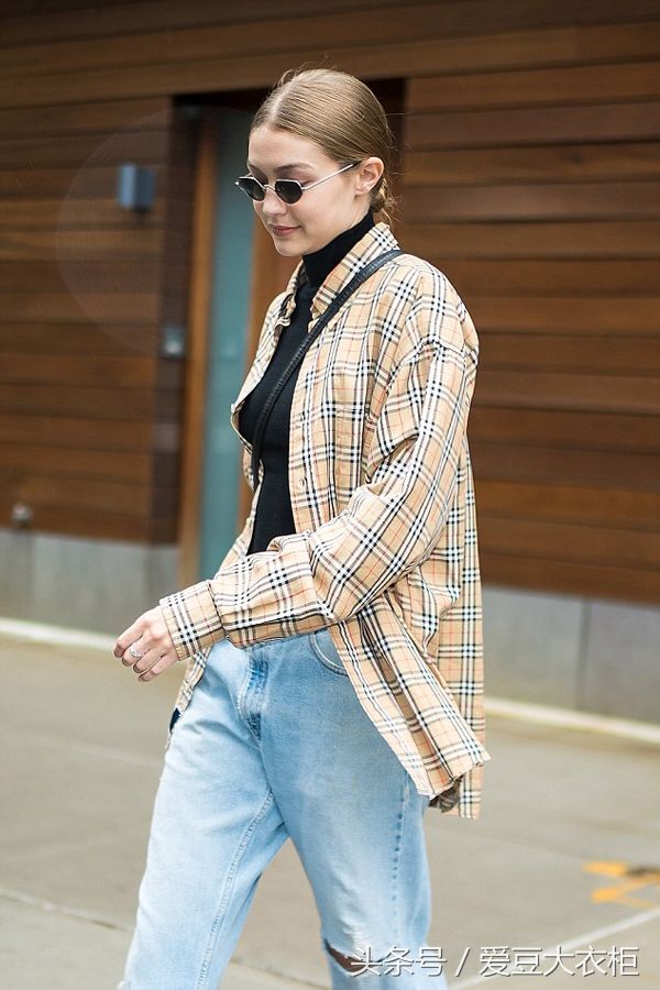 时下最时髦姐妹贝拉哈迪德和Gigi一同出街,贝拉这身气场全开