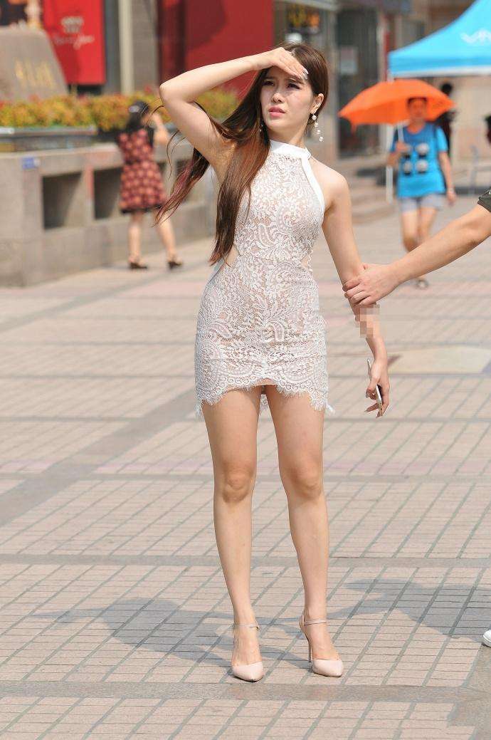 街拍: 白色蕾丝凸显火爆身材, 第三位小姐姐好性感