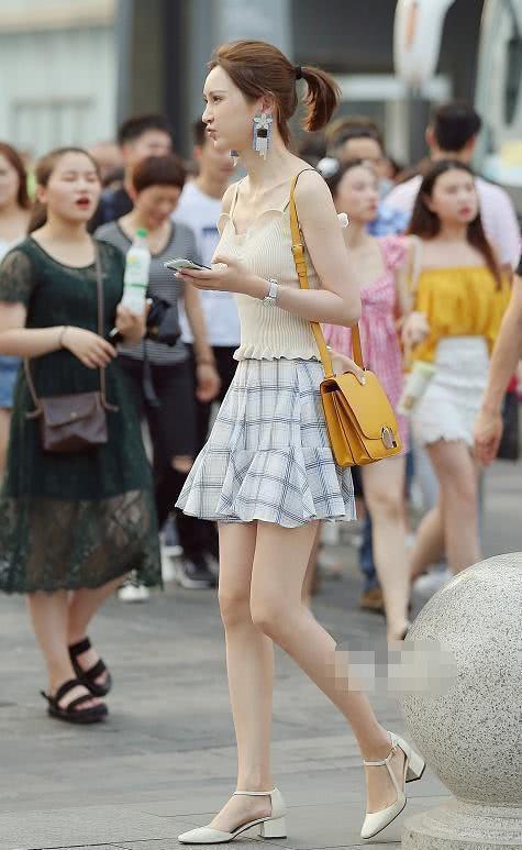 # 位美女#小姐姐这样搭配超好看,街拍:时尚小姐姐一身打扮真有气质