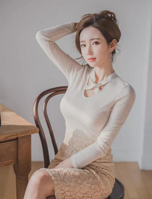 蕾丝|李妍静,一件白色上衣配米白色蕾丝裙