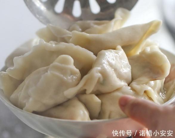 『包饺子』韭菜馅饺子好不好吃，放什么油是关键，婆婆这样做，饺子更鲜香