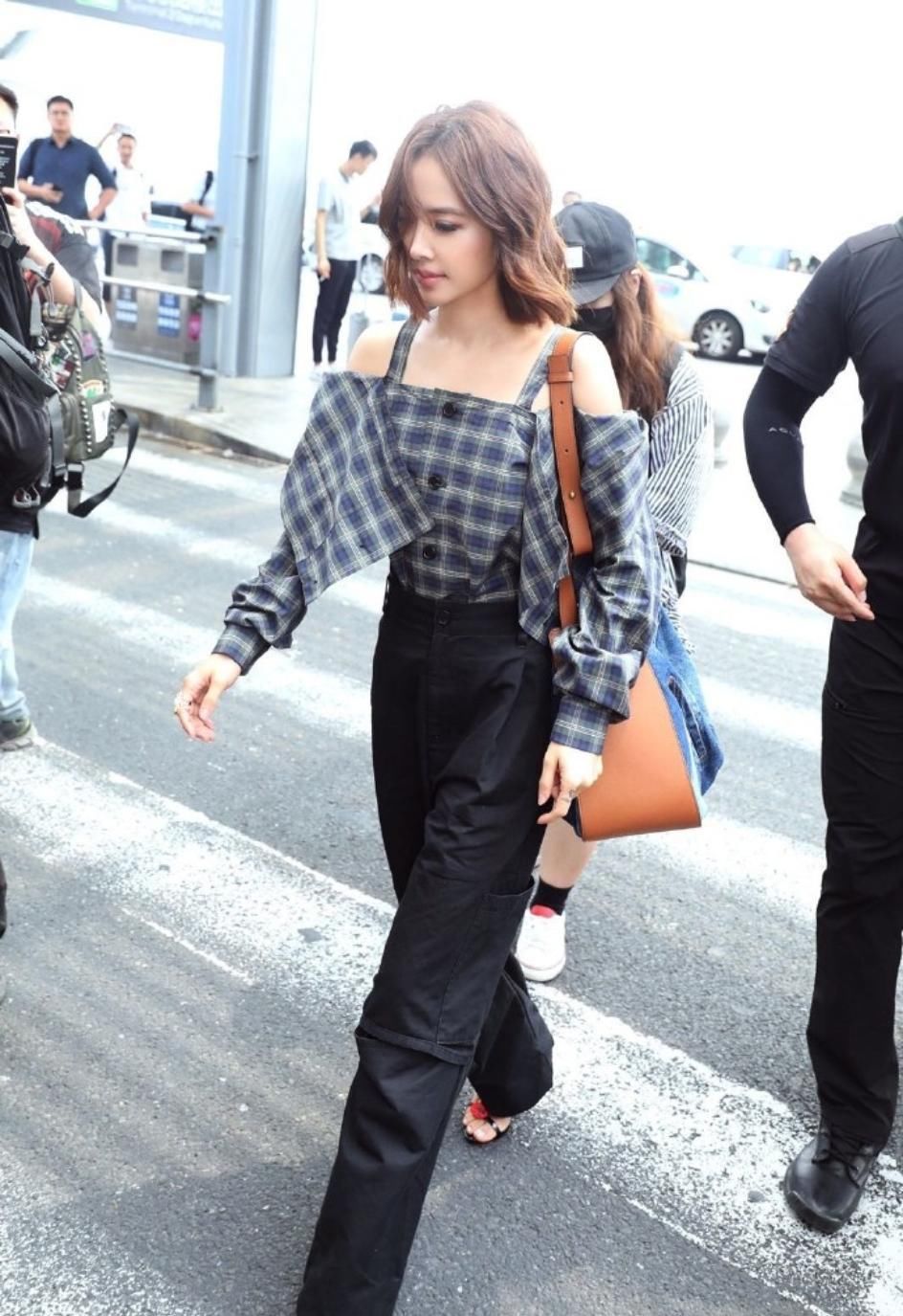 秀肩露背，下衣失踪，直接穿泳装出街，蔡依林的时髦一般人追不上