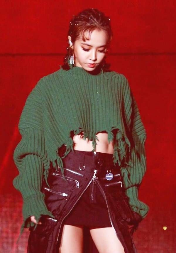蔡依林穿一件“狗啃的针织衫”,半裙的拉链还只拉一点,不容易!