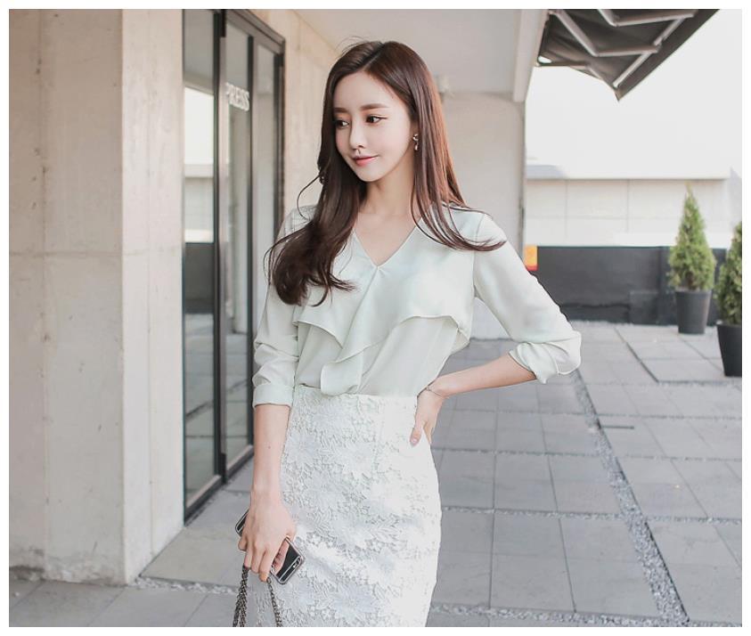 身形有致的紧身裙美女，穿出女神范儿，十分养眼！