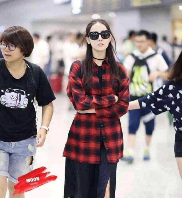 迪丽热巴街拍气场全开，长靴上身比起“老板”杨幂更有女神范！