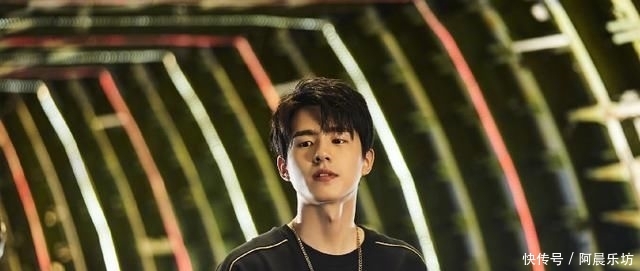 【超市】刘昊然逛超市无偶像包袱，框架眼镜搭配口罩，为减肥放弃买甜点