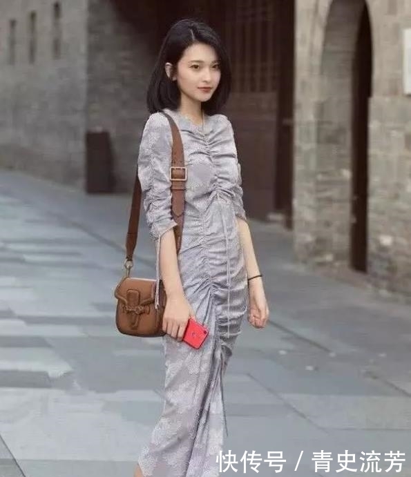 完美:街拍:风流尔雅的小姐姐,一条浅蓝色的连衣裙,时尚完美好身材