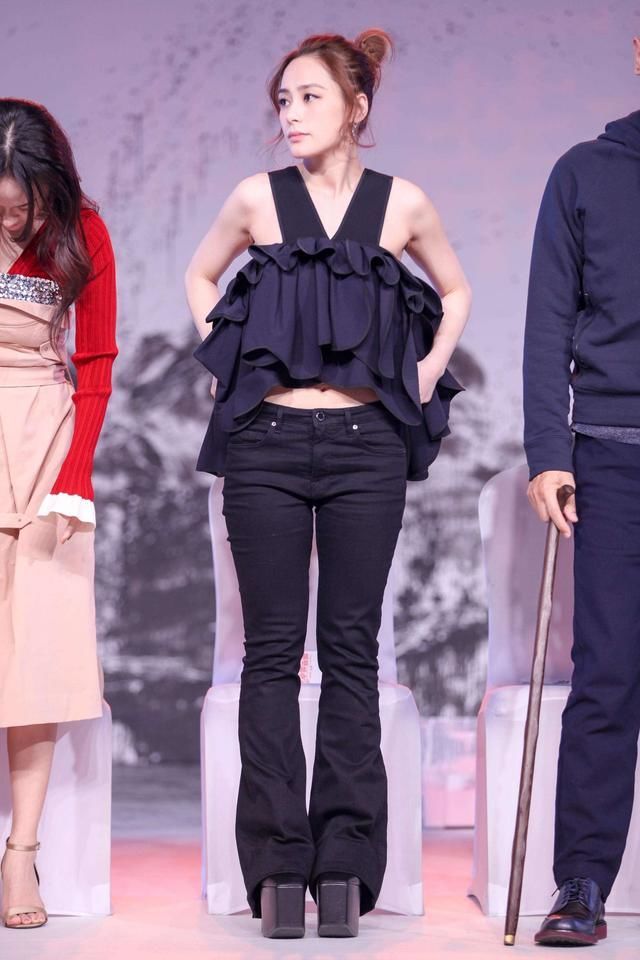 女星的那些奇葩高跟鞋，看着都难受，穿上真的是有勇气！