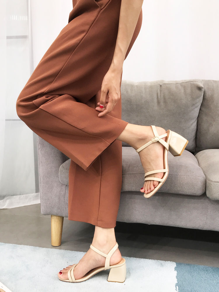 穿不惯高跟鞋的女人，一定不能错过这几款凉鞋，时髦舒适不累脚