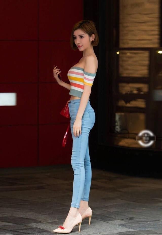 这才是真正的街拍女神，紧身裤勒出逆天蜂腰翘臀，网友：千年极品