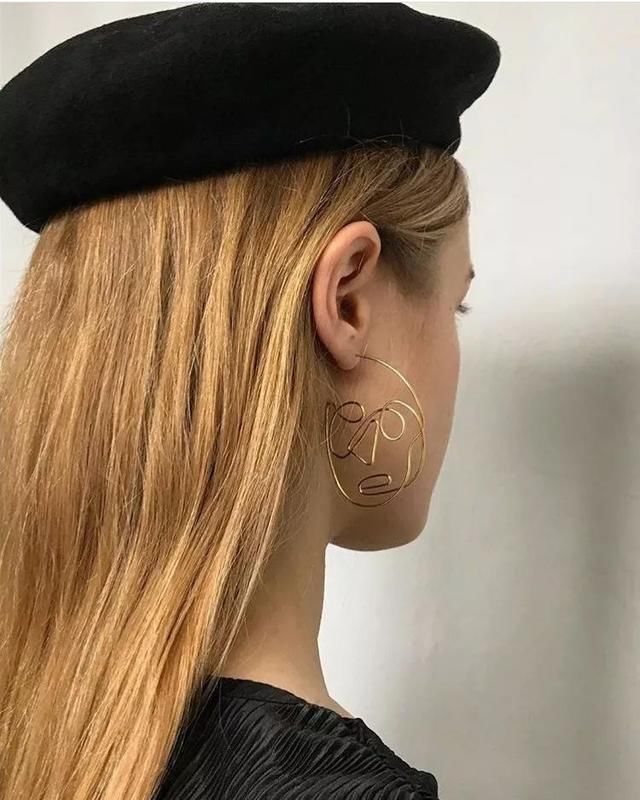 有一种“极简主义”，把女人的身体戴在耳朵上