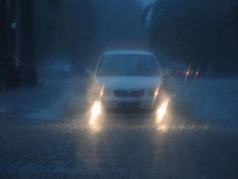 下雨天开雾灯还是双闪?新手司机注意了，别扣分还不知道为什么!