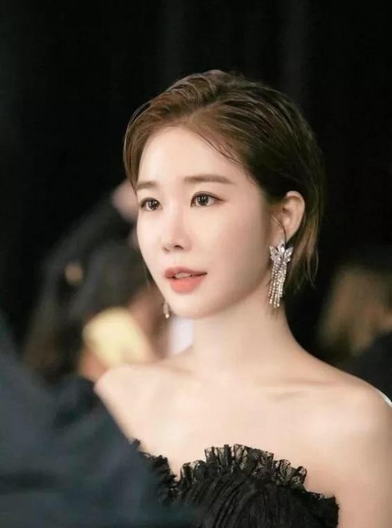 性格更@整容前后堪称“换头”，网友：我还以为换了性别，15年整容7次